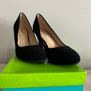 NIB Y-Not Black Faux Suede Heels • Size 9M • 3.5" Heel • Classic Dress Pump